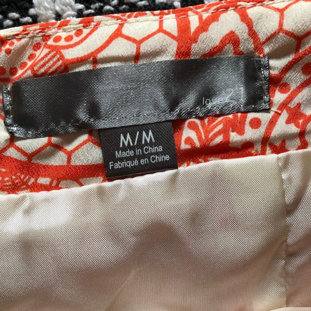 Pleated Side Deep Pocket Design - Picture 8 of 12